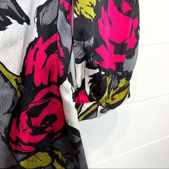 Trina Turk 100% Silk Floral Vibrant blouse size P (0) - Picture 5 of 8